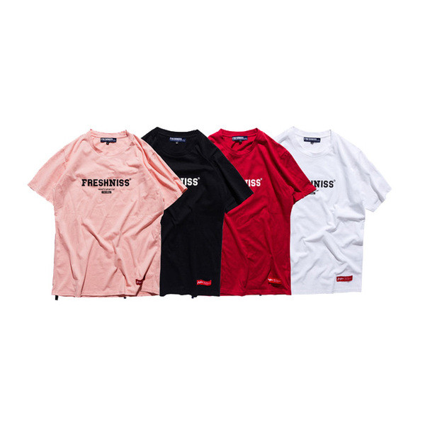 Изчистен модел мъжка тениска в четири цвята с надпис на гърдите