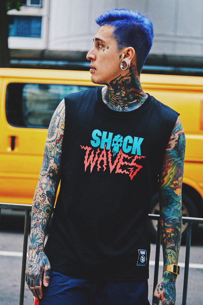 Мъжки потник с надпис "Shock Waves" в бял и черен цвят