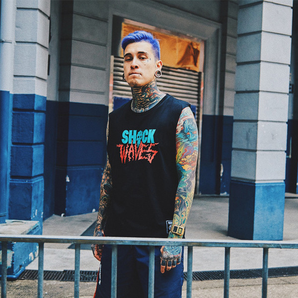 Мъжки потник с надпис "Shock Waves" в бял и черен цвят