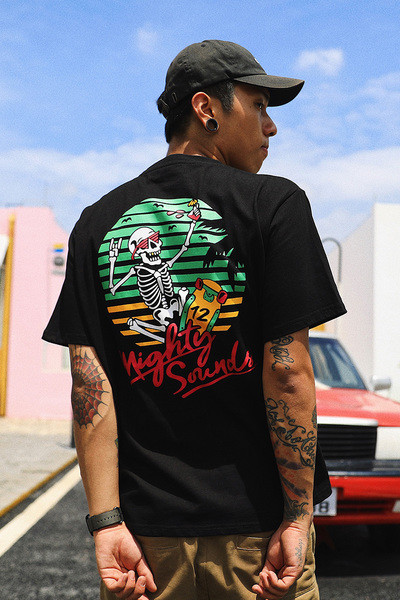 Готина мъжка тениска, подходяща за ежедневие с изображение на гърба