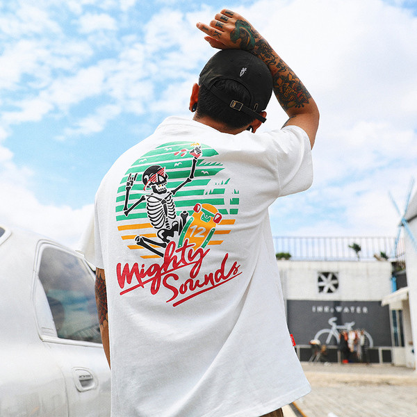 Готина мъжка тениска, подходяща за ежедневие с изображение на гърба