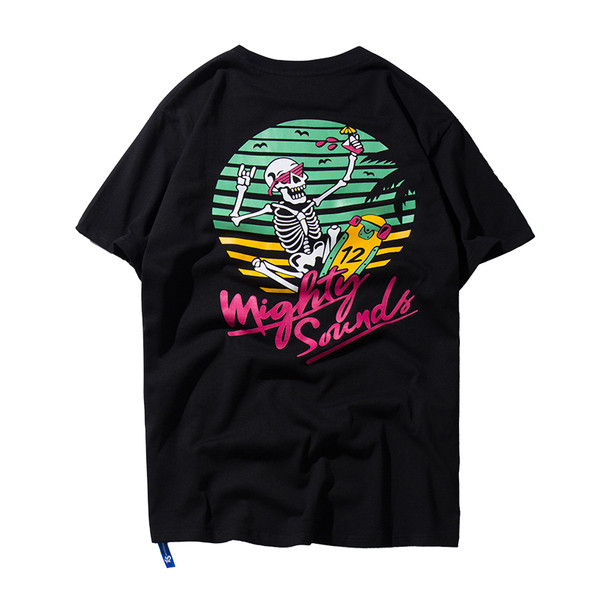 Готина мъжка тениска, подходяща за ежедневие с изображение на гърба