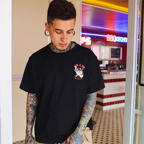 Ежедневна тениска за мъжете в бял и черен цвят с картинка