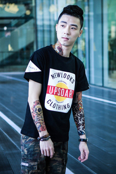 Стилна мъжка тениска в бял и черен цвят с надписи