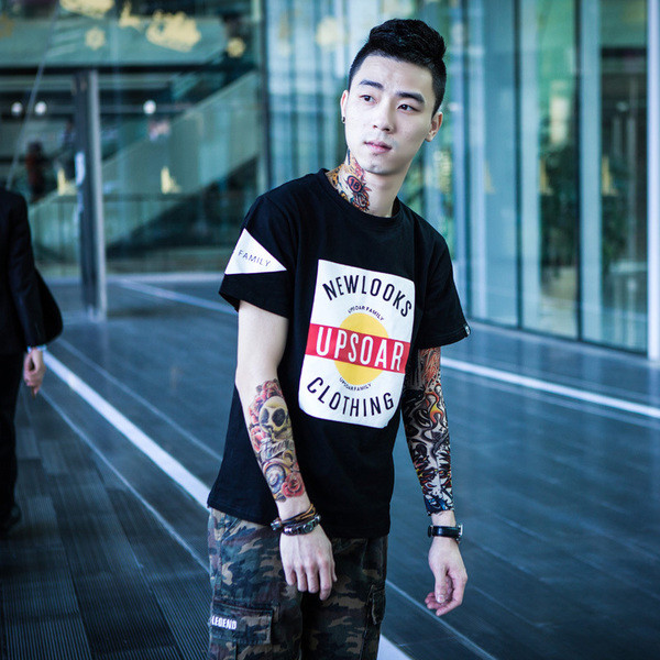 Стилна мъжка тениска в бял и черен цвят с надписи