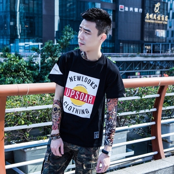 Стилна мъжка тениска в бял и черен цвят с надписи