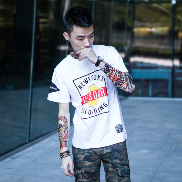 Стилна мъжка тениска в бял и черен цвят с надписи