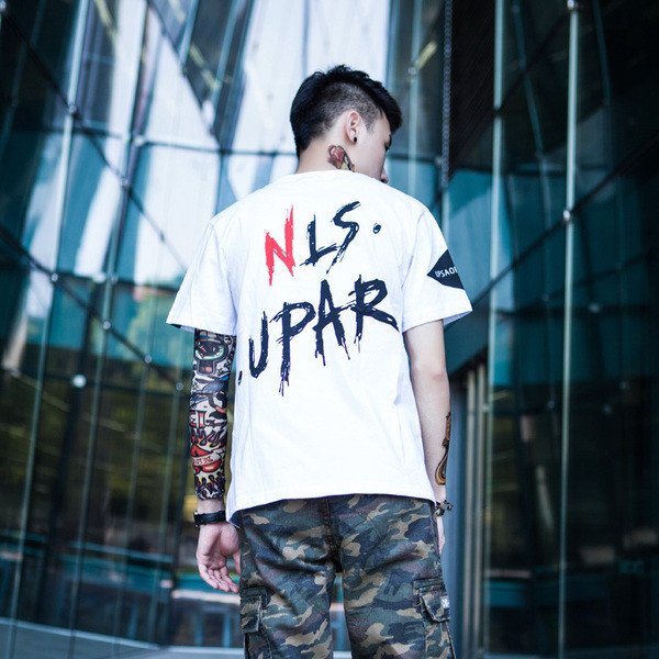 Стилна мъжка тениска в бял и черен цвят с надписи