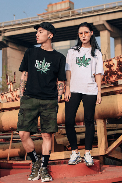 Изчистен модел мъжка тениска в бял и черен цвят