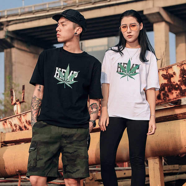 Изчистен модел мъжка тениска в бял и черен цвят