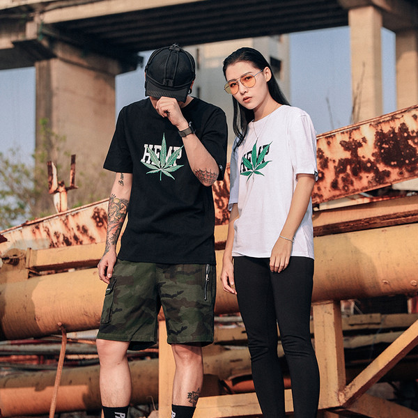 Изчистен модел мъжка тениска в бял и черен цвят