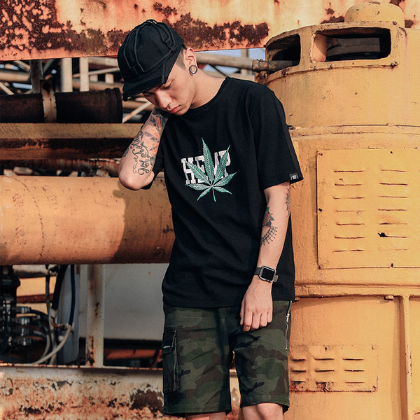 Изчистен модел мъжка тениска в бял и черен цвят