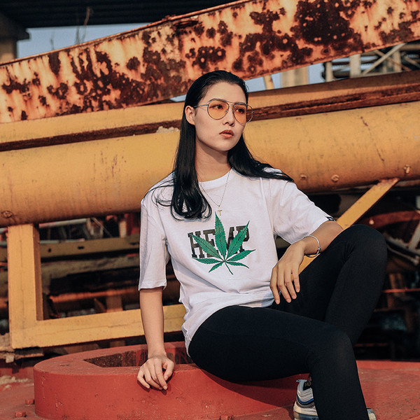 Изчистен модел мъжка тениска в бял и черен цвят