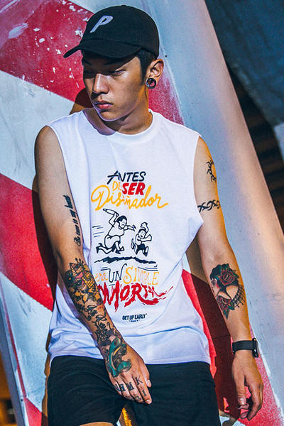 Κομψό ανδρικό αμάνικο με έγχρωμες επιγραφές, σε λευκό και μαύρο χρώμα