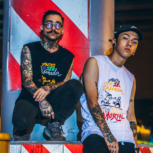 Κομψό ανδρικό αμάνικο με έγχρωμες επιγραφές, σε λευκό και μαύρο χρώμα