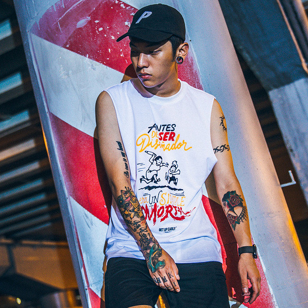 Κομψό ανδρικό αμάνικο με έγχρωμες επιγραφές, σε λευκό και μαύρο χρώμα