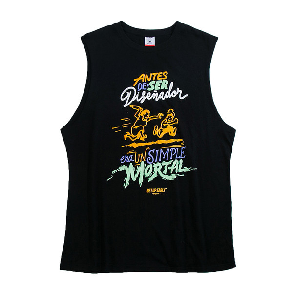 Κομψό ανδρικό αμάνικο με έγχρωμες επιγραφές, σε λευκό και μαύρο χρώμα