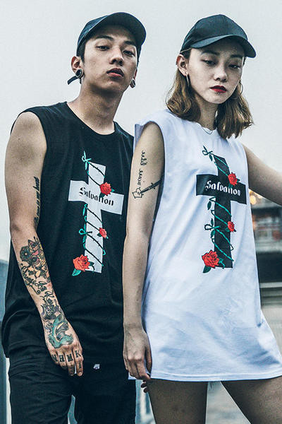 Καθημερινό φανλάκι κατάλληλη για άνδρες και γυναίκες σε μαύρο και άσπρο χρώμα