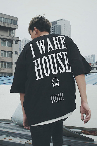 Мъжка тениска с 3/4 ръкав и голям надпис на гърба в три цвята