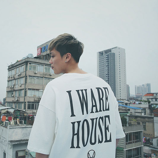 Мъжка тениска с 3/4 ръкав и голям надпис на гърба в три цвята