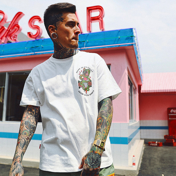 Мъжка тениска в бял и черен цвят с изображение 