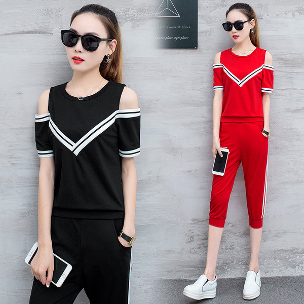 Άνετο αθλητικό-κομψό  γυναικείο σετ παντελόνι 7/8 και μπλουζάκι με πεσμένο ώμο