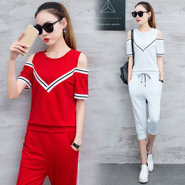 Άνετο αθλητικό-κομψό  γυναικείο σετ παντελόνι 7/8 και μπλουζάκι με πεσμένο ώμο