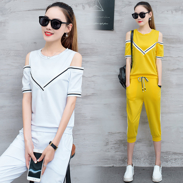 Άνετο αθλητικό-κομψό  γυναικείο σετ παντελόνι 7/8 και μπλουζάκι με πεσμένο ώμο