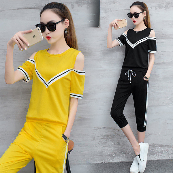 Άνετο αθλητικό-κομψό  γυναικείο σετ παντελόνι 7/8 και μπλουζάκι με πεσμένο ώμο