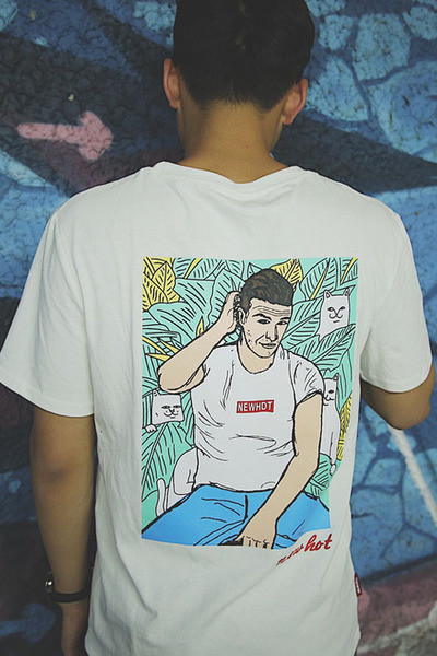 Свежа мъжка тениска с картинка на гърба в бял и черен цвят