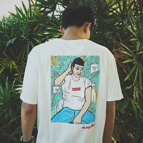 Свежа мъжка тениска с картинка на гърба в бял и черен цвят