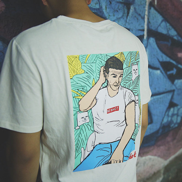 Свежа мъжка тениска с картинка на гърба в бял и черен цвят