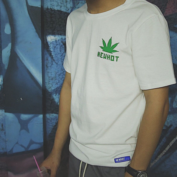 Свежа мъжка тениска с картинка на гърба в бял и черен цвят