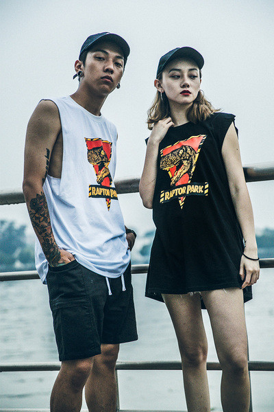 Αθλητικό αμάνικο για άνδρες και γυναίκες σε λευκό και μαύρο χρώμα