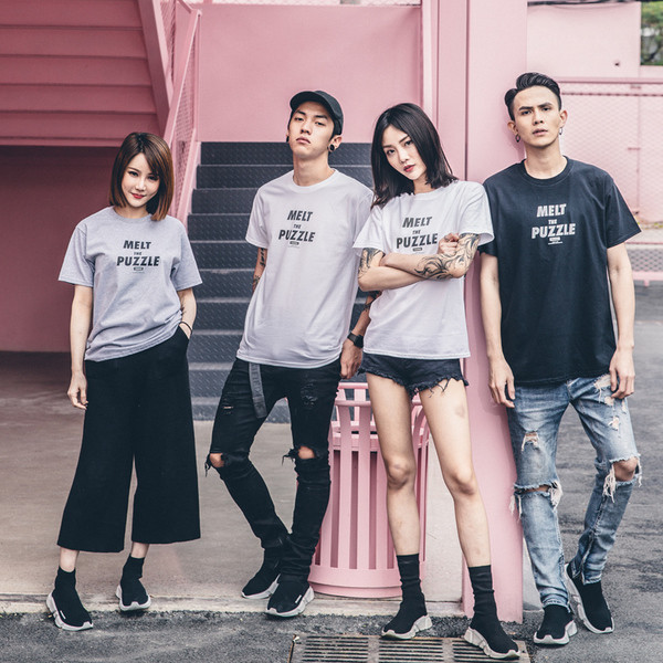 Свежа мъжка тениска в сив, черен и бял цвят