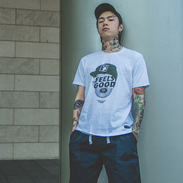 Красива мъжка тениска в бял и черен цвят с изображение и надпис