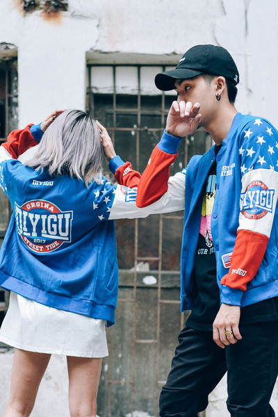 Πολύχρωμό ανδρικό φούτερ για μπάσκετ  με επιγραφές