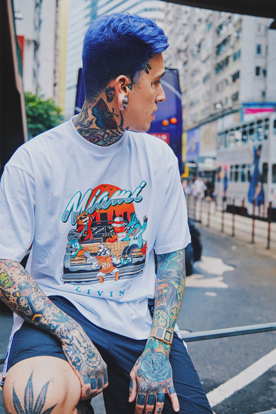 Красива мъжка тениска в черен и бял цвят с картинка на гърдите