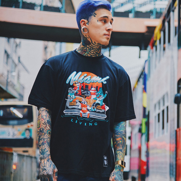 Красива мъжка тениска в черен и бял цвят с картинка на гърдите