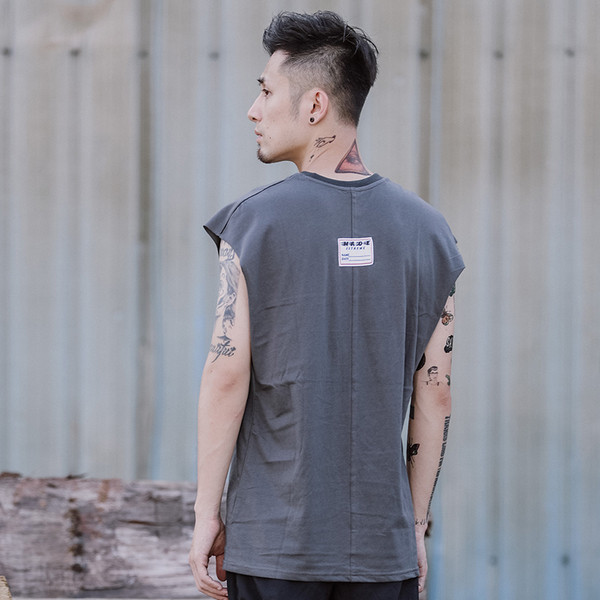 Καθαρό μοντέλο ανδρικό μπλουζάκι σε γκρι και μαύρο χρώμα