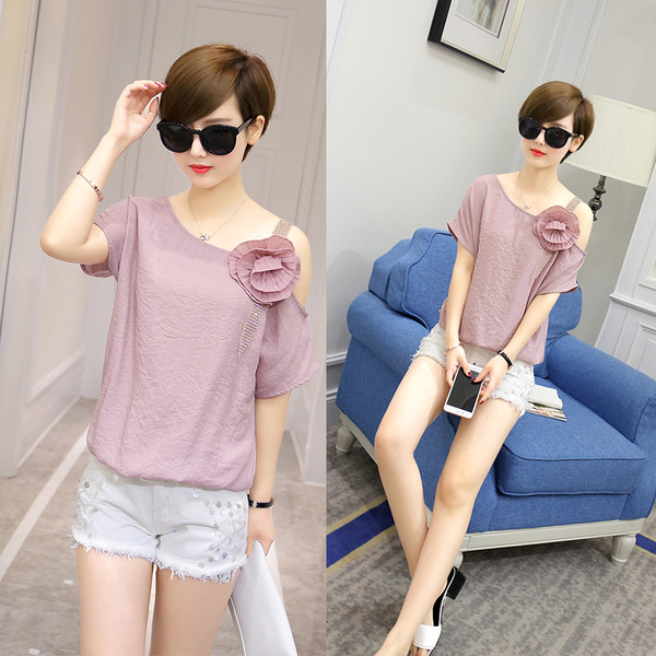 Γυναικεία μοντέρνα μπλούζα  με ενδιαφέρουσα διακόσμηση