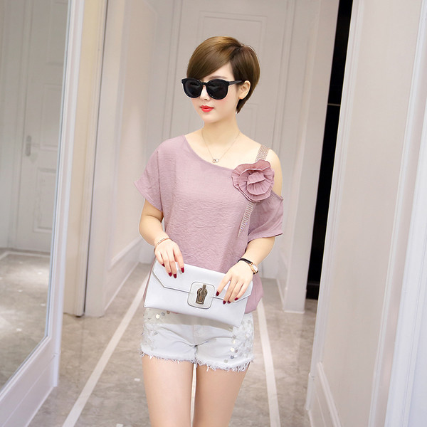 Γυναικεία μοντέρνα μπλούζα  με ενδιαφέρουσα διακόσμηση