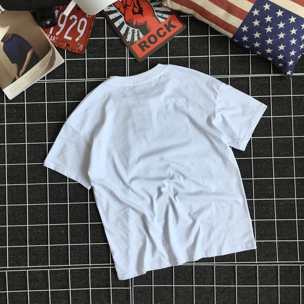 Мъжка тениска в бял и черен цвят с карикатура