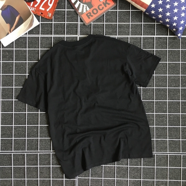 Мъжка тениска в бял и черен цвят с карикатура