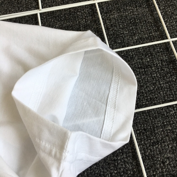 Семпла мъжка тениска с картинка на риба в бял цвят