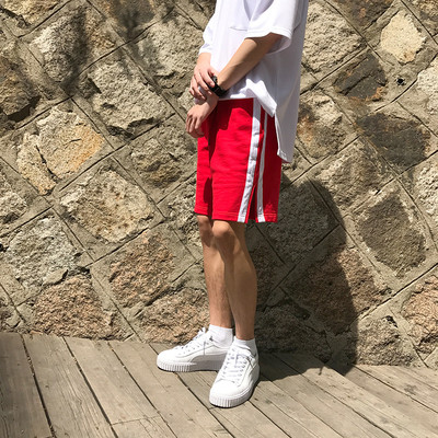 Мъжки спортни шорти в червен и черен цвят с цепка