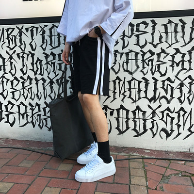 Мъжки спортни шорти в червен и черен цвят с цепка