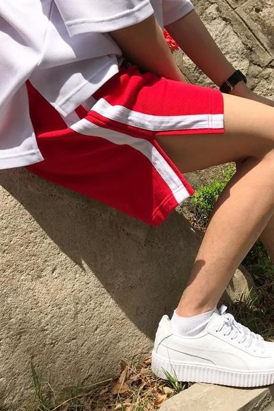 Мъжки спортни шорти в червен и черен цвят с цепка