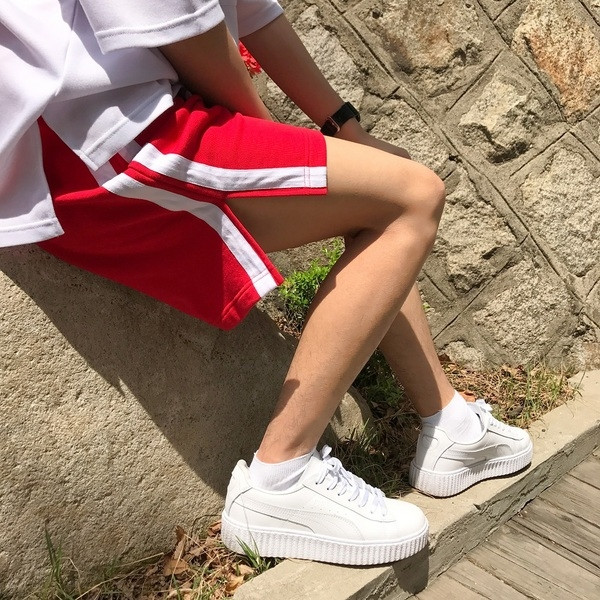 Мъжки спортни шорти в червен и черен цвят с цепка