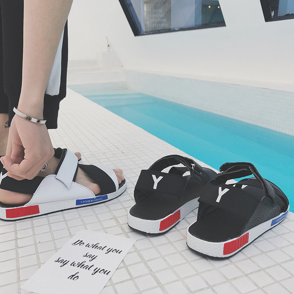 Много удобни спортни сандали за мъже в бял и черен цвят